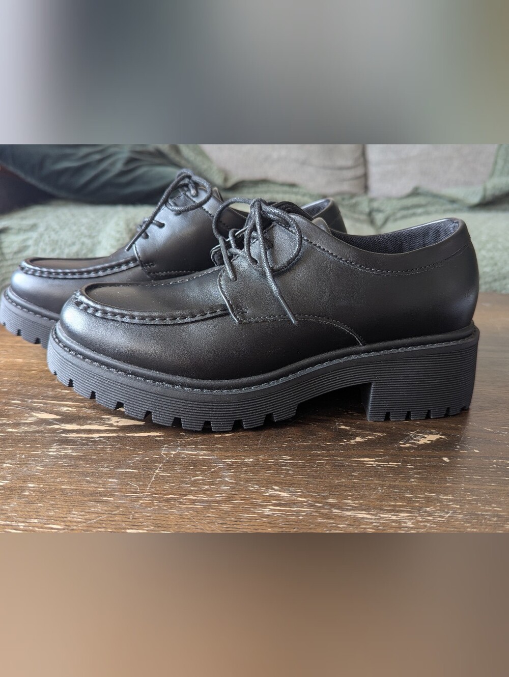 Classic Black Lace-Up Derby loafers